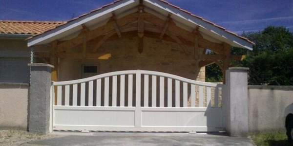 Installation d'un portail coulissant avec motorisation, portail semi-ajouré style contemporain. Modèle IKARIA, Collection CONTEMPORAIN Horizal