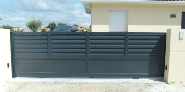 Portail coulissant aluminium avec lames claire-voie. Modèle GARITA claire-voie, Collection CONTEMPORAIN Horizal