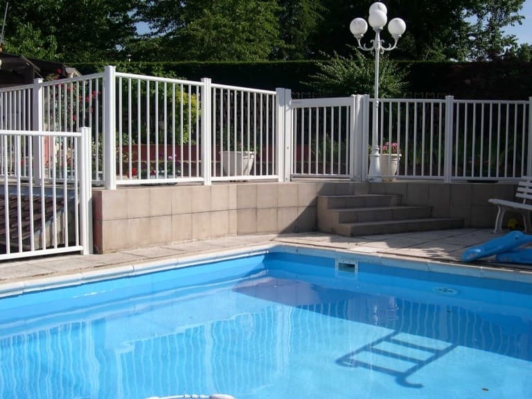 Barrière piscine aluminium Les Portaliers Sainte-Eulalie