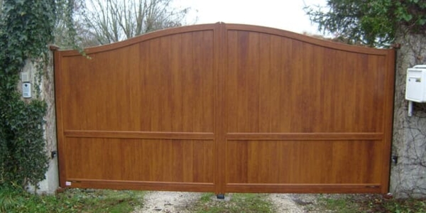 Portail battant plein en aluminium ton bois. Modèle LIMNOS, Collection CONTEMPORAIN Horizal