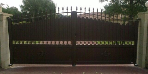 Portail battant en aluminium style traditionnel, avec festons. Modèle PHALARIS, Collection HORIZAL